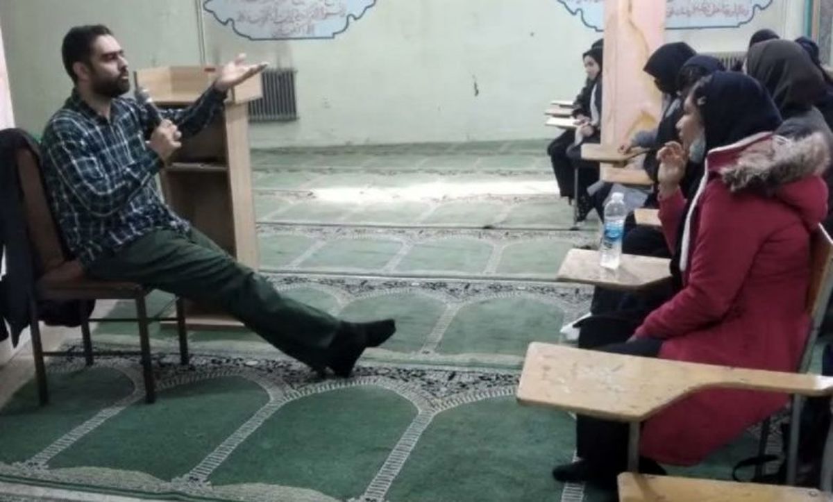 ببینید | نماینده مجلس در حال پارک کردن موتورسیکلت