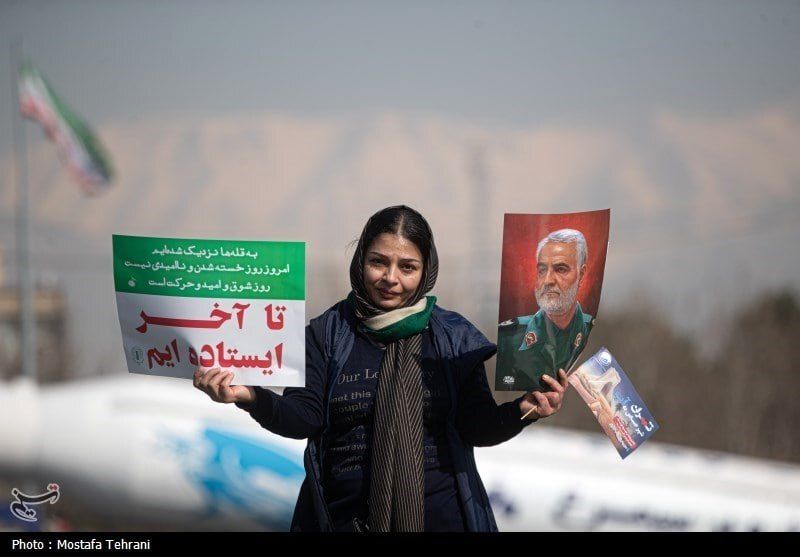 ببینید | تصویر جنجالی زنی در حاشیه راهپیمایی ۲۲ بهمن