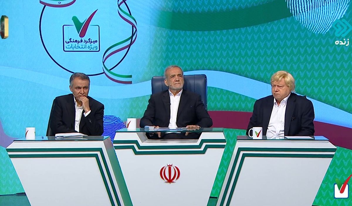 ببینید| حرکت عجیب محمد فاضلی در میزگرد فرهنگی مسعود پزشکیان