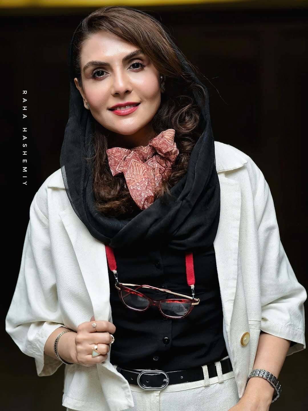 (عکس) استایل رسمی و شیک شیوا مکی‌نیان؛ کت سفید و عینک آویزان در یک رویداد هنری