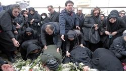 نگاهی به چهره غم‌زده و چشمان گریان دختران بازیگران مشهور در مراسم خاکسپاری پدرانشان + عکس