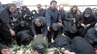 نگاهی به چهره غم‌زده و چشمان گریان دختران بازیگران مشهور در مراسم خاکسپاری پدرانشان + عکس