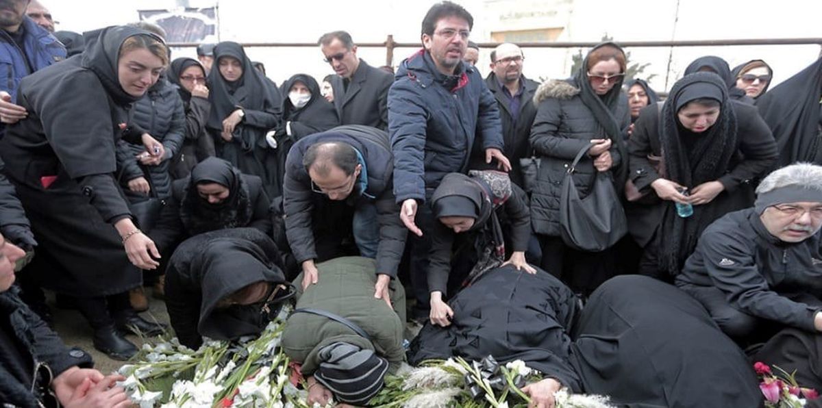 نگاهی به چهره غمزده و چشمان گریان دختران بازیگران مشهور در مراسم خاکسپاری پدرانشان + عکس