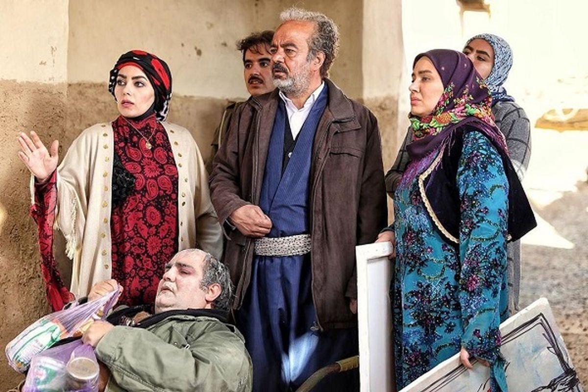 نورالدین خانزاده «سعید آقاخانی» در پشت صحنه «نون خ» کنار روناک + عکس