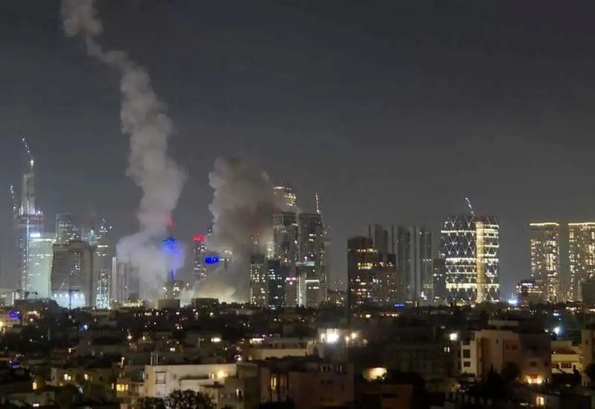 آتش‌سوزی و دود غلیظ در پی اصابت موشک‌های ایرانی به حیفا (ویدیو)