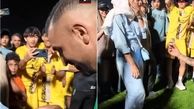خواستگاری فوتبالیست ایرانی از نامزدش وسط استادیوم ! (ویدیو)