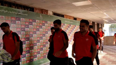 تشویق بانوان پرسپولیسی در بازی مقابل فجر
