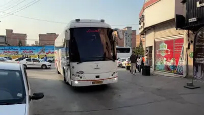 استقبال هواداران قائمشهری از اتوبوس پرسپولیس؛ خوش‌وبش محمد عمری با هواداران