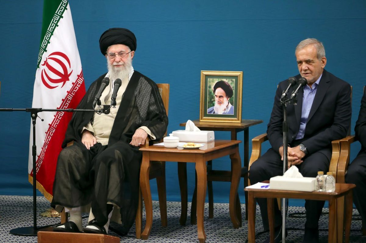 رهبر انقلاب: آقای رئیس جمهور برای انتخاب وزیران با من مشورت کردند