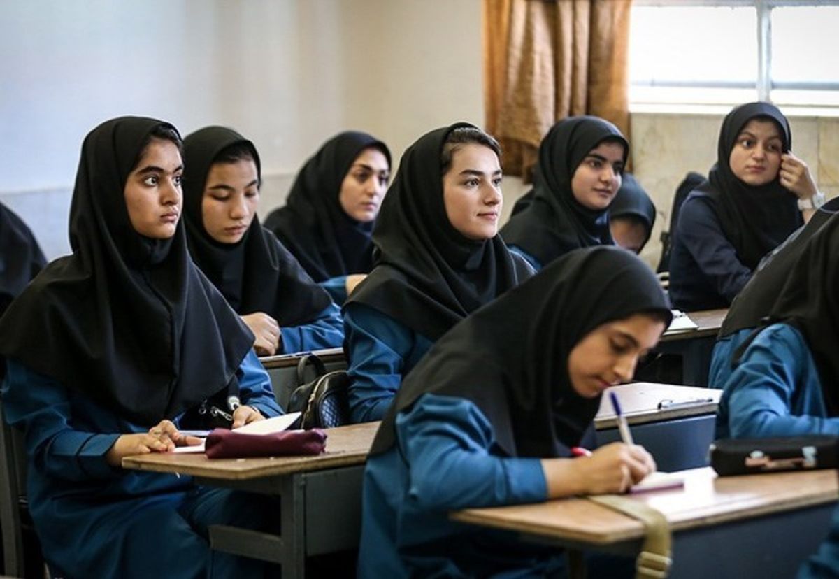 ببینید | اعتراض متفاوت دختران دانشآموز در اصفهان