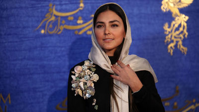 دیدار سیاوش خیرابی با خانم بازیگر سریال آوای باران پس از ۱۲ سال در ختم پدر (ویدئو)