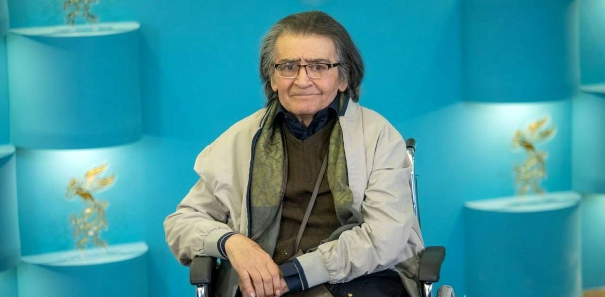 رضا رویگری در جشنواره فیلم فجر؛ بوسه صمیمی هومن برقنورد بر دستان پیشکسوت سینما + عکس