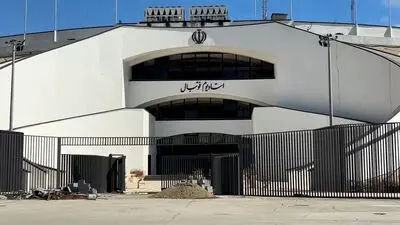 شیشه‌های شکسته ورودی ورزشگاه آزادی؛ یادگارهای جنگ رمضان