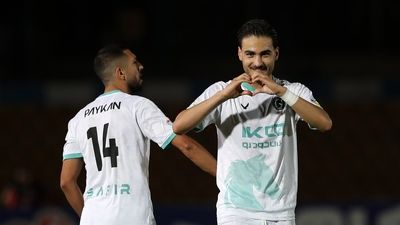مصدومیت از ناحیه چشم؛ هافبک پیکان با آمبولانس از زمین خارج شد