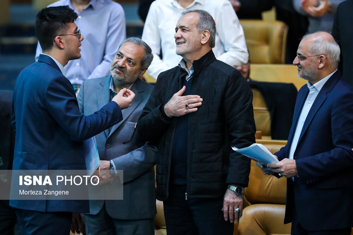 پزشکیان: با افراد بیسواد نمیتوان به جایی رسید
