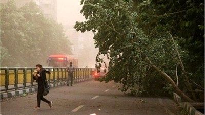 
تهران همچنان درگیر باد شدید و گرد و خاک
