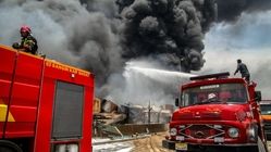 آتش سوزی پالایشگاه نفت آبادان؛ عملیات اطفای حریق ادامه دارد