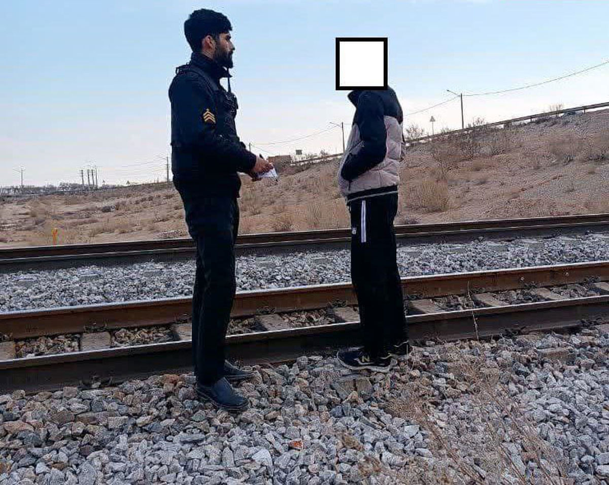 نجات جوان ۱۹ ساله از مرگ در ریل راه آهن اطراف سمنان