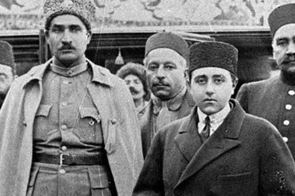 همسر احمدشاه قاجار به رضا خان گفت: امیدوارم روزی را ببینم که سرت زنده و تنت مرده باشد