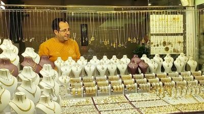 احتمال افت میان‌مدت قیمت طلا با کاهش ریسک‌های جهانی؛ سرمایه‌گذاران محتاط شدند