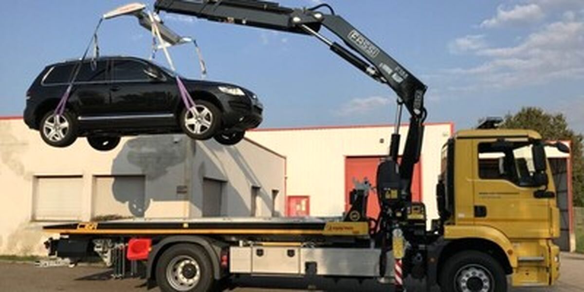 خودرویی از جلوی کلانتری با جرثقیل دزدیده شد