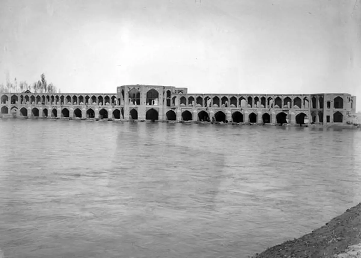 سفر در زمان | زاینده‌رود خروشان و پل خواجو اصفهان در دوران قاجار