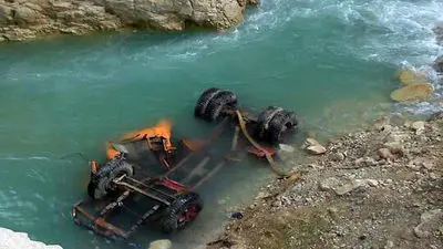 تصادف وحشتناک مینی‌بوس حامل دانش‌آموزان / 13 نفر مصدوم شدند