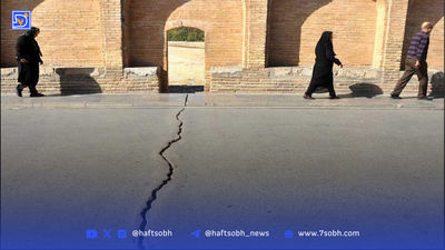 لحظه وحشتناک بلعیده شدن ۹ هکتار زمین توسط دریا (ویدیو)