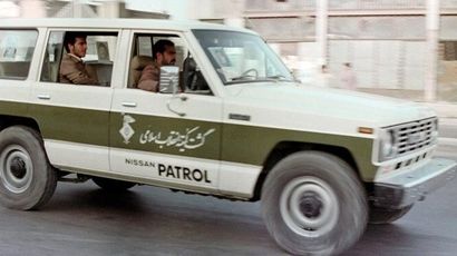 خودروهای گشت ارشاد در تهران ۴۰ سال پیش + عکس