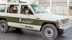 خودروهای گشت ارشاد در تهران ۴۰ سال پیش + عکس