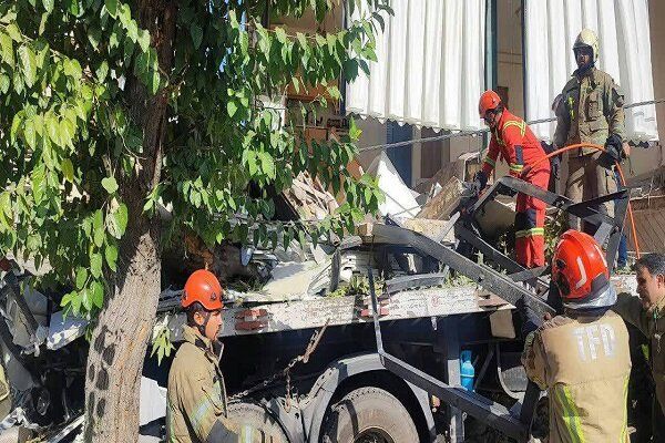 تصادف مرگبار تریلی با ۱۱ خودرو در شرق تهران با یک کشته و ۴ مصدوم +‌فیلم 