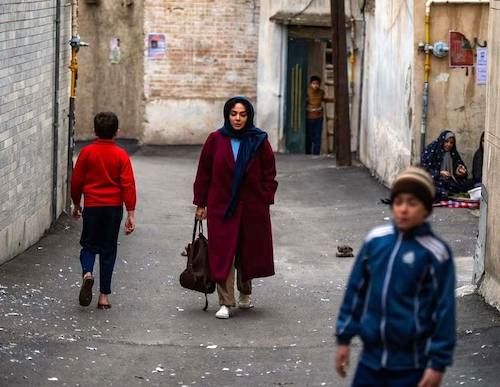 لباسها در بامداد خمار