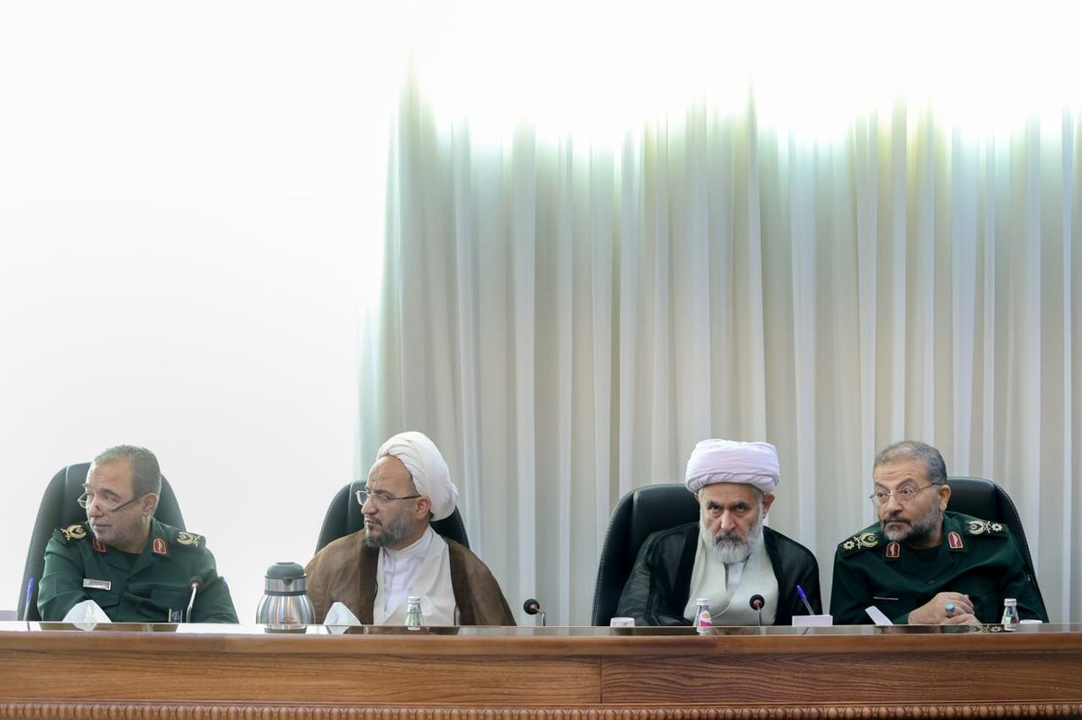 تصویری از حضور حسین طائب در جریان بازدید پزشکیان از قرارگاه خاتم