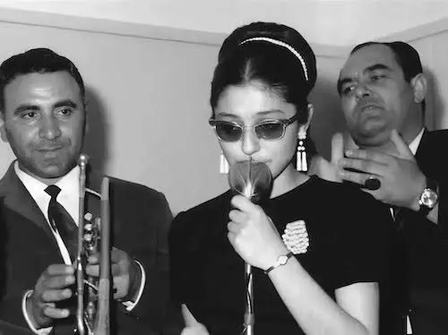 گوگوش در سال ۴۴ 