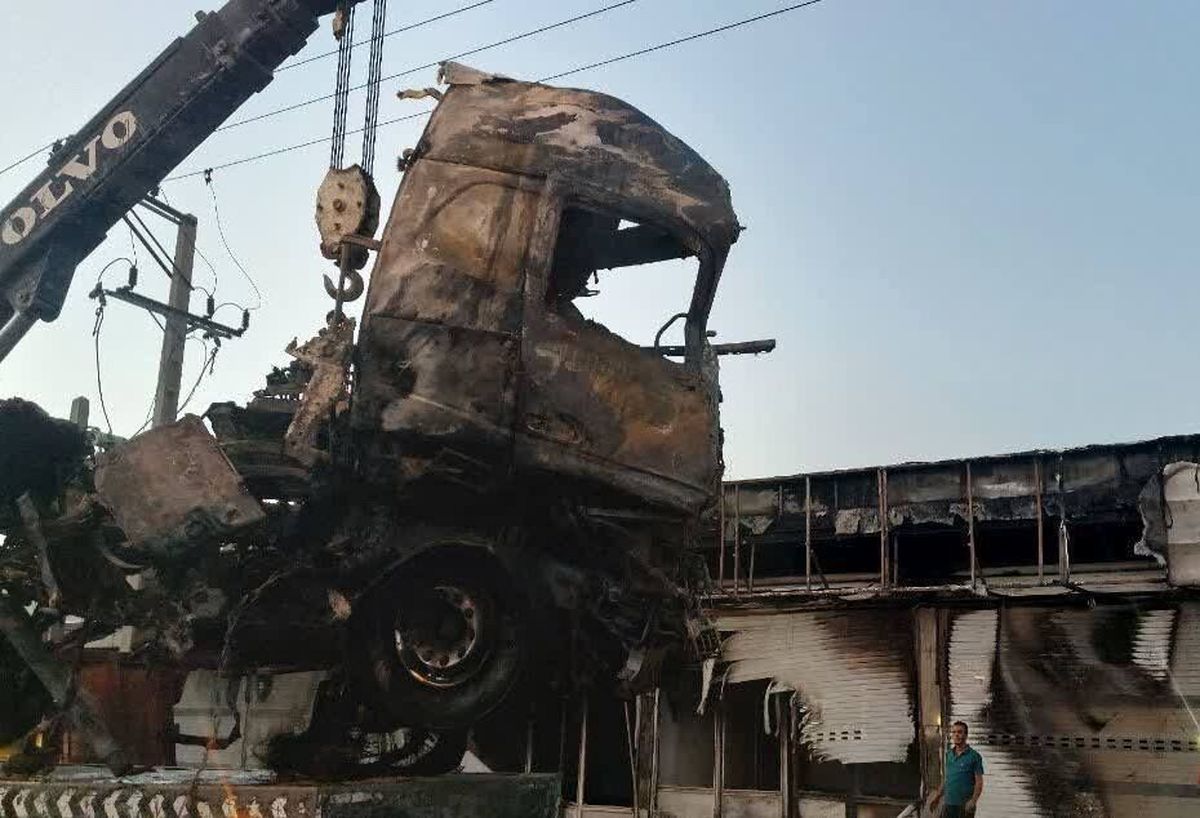 برخورد مرگبار تریلی کِشنده با چهار مغازه