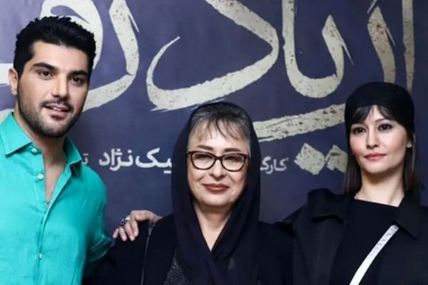 11عکس جذاب; بوسیدن دست آزیتا حاجیان توسط سینا مهراد