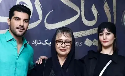 بوسیدن دست آزیتا حاجیان توسط سینا مهراد