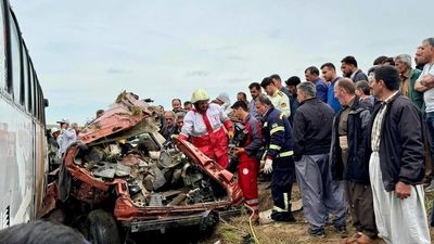 واژگونی اتوبوس در اتوبان قم ـ تهران حادثه‌ساز شد