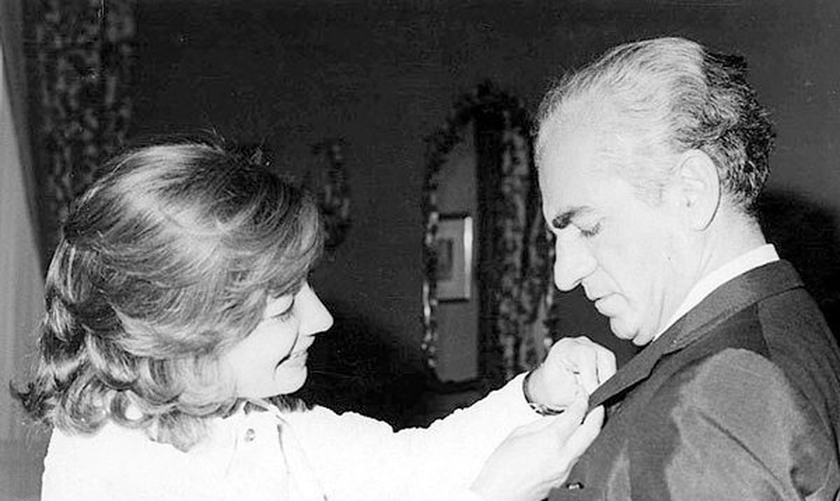 سفر در زمان | «اشرف پهلوی» در کنار محمدرضا پهلوی و فرح مراسم تاجگذاری در کاخ مجللشان