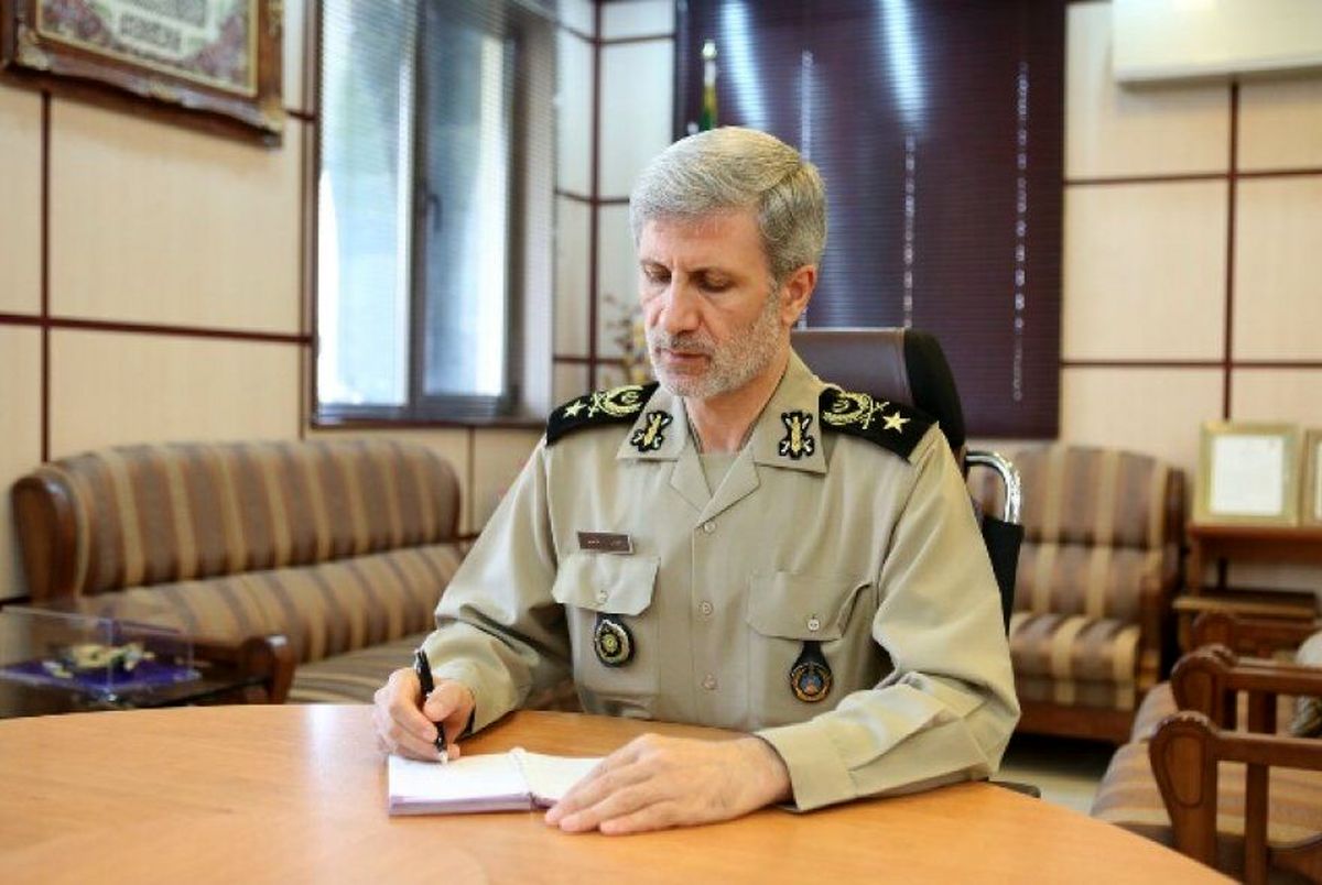 سرلشکر امیر حاتمی با حکم رهبر انقلاب بر ارتش فرماندهی میکند