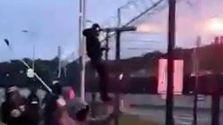 درگیری هواداران فوتبال با توپ موشک!