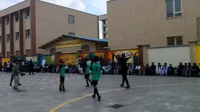 همکاری تماشایی دو استقلالی سابق؛ قیچی برگردان محمدرضایی و گل موسوی به دانش‌آموزان زاهدانی