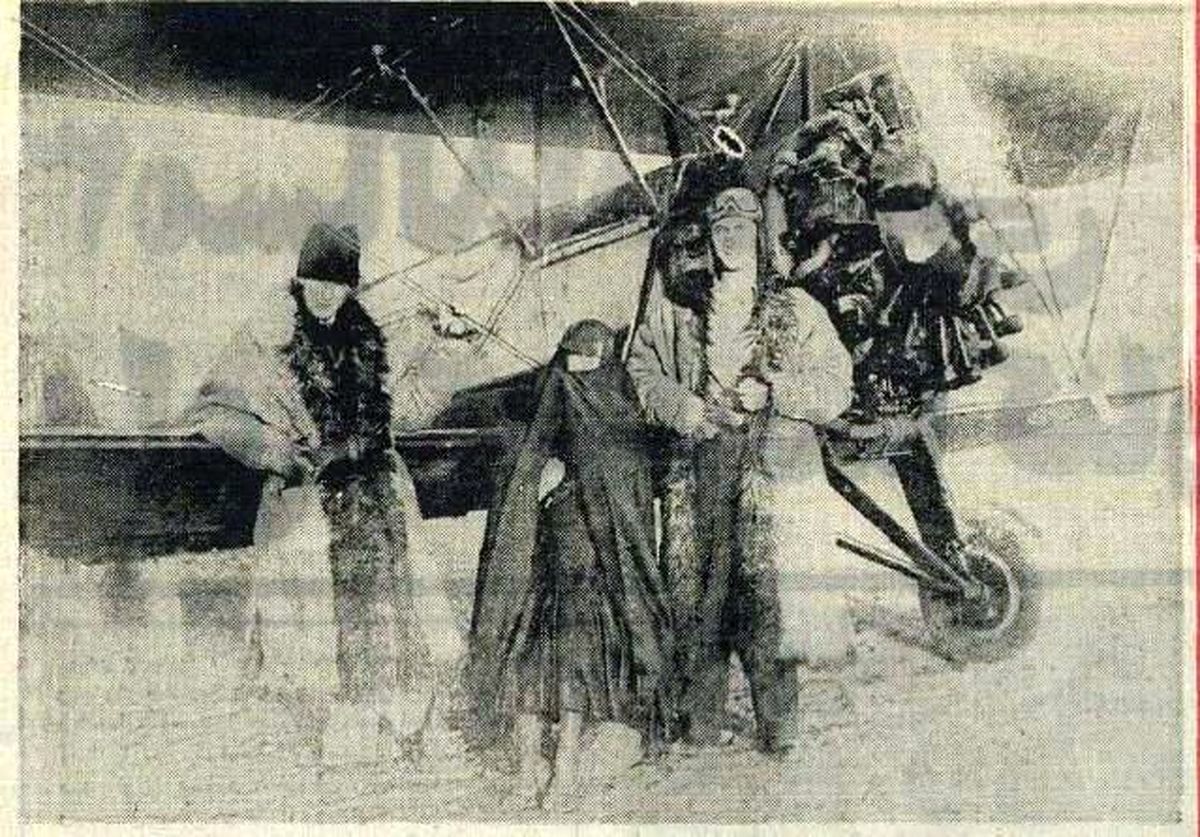 عکس یادگاری زن ایرانی با خلبان امریکایی در تهران جنجالی شد!