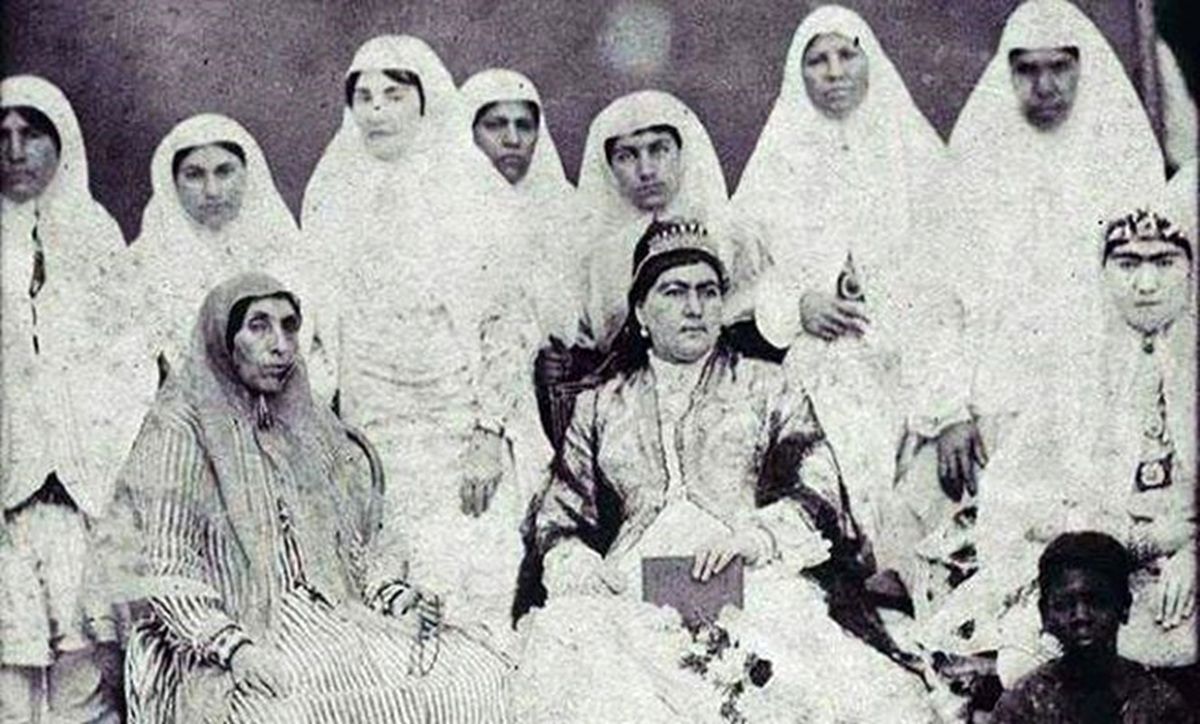 سنگ قبر دختر ناصرالدین‌شاه در بهشت زهرای تهران