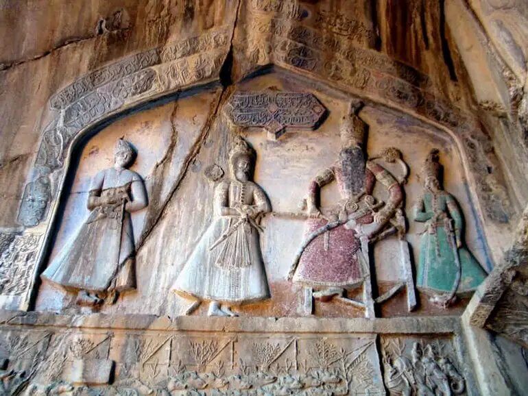 خاطرات ناصرالدینشاه: ران اسب حجاریشده در طاقبستان را نمیدانم کدام پدرسوخته شکسته است