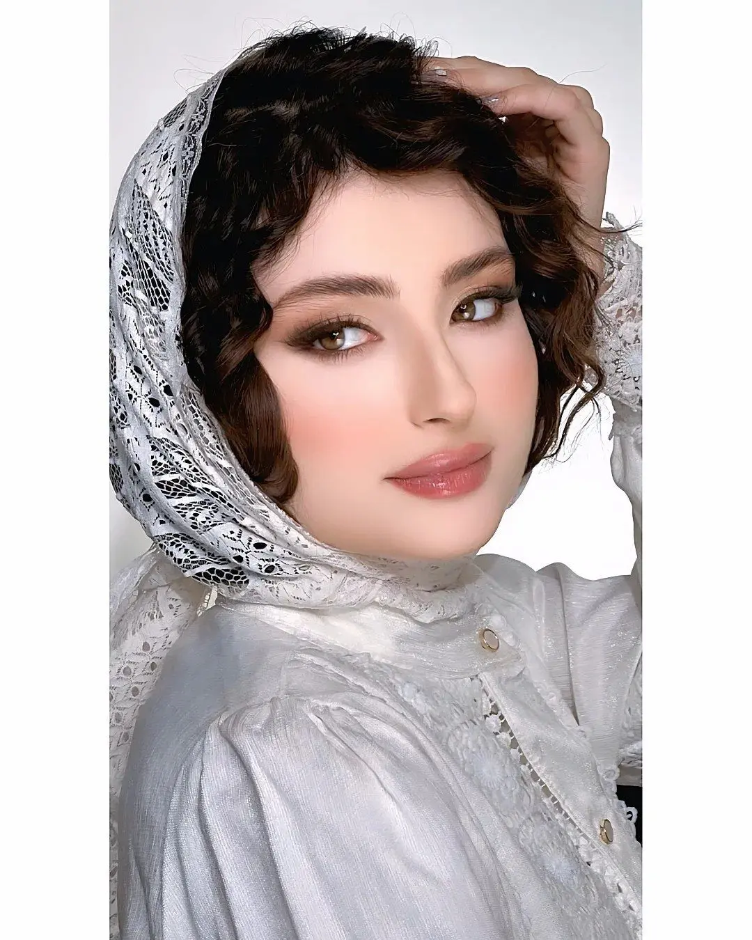 استایل «خواهرانه» سارا و نیکا با تور و لباس‌های سفید