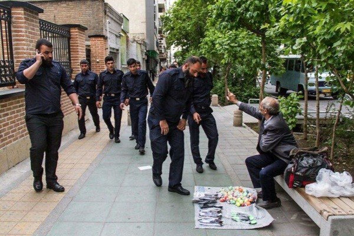 ببینید | برخورد خشن مامور سد معبر با دست‌فروش
