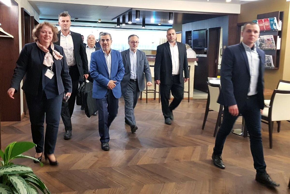 حاشیهسازی احمدی نژاد در مجارستان + عکس